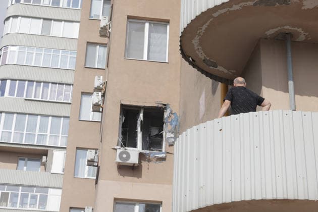 Resident Building After Russian Drone Strike - Kharkiv A resident building in the Shevchenkivskyi district is seen after a Russian drone hit a window of a high-rise building in Kharkiv, Ukraine on July 14 2026 injuring one person, according to Oleg Synegubov, head of the Kharkiv OVA. Medics are providing necessary assistance. Photo by Yevhen Titov ABACAPRESS.COM Kharkiv Ukraine  Copyright: xTitovxYevhen ABACAx