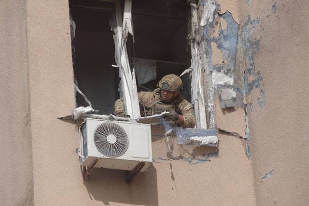 Resident Building After Russian Drone Strike - Kharkiv A resident building in the Shevchenkivskyi district is seen after a Russian drone hit a window of a high-rise building in Kharkiv, Ukraine on July 14 2026 injuring one person, according to Oleg Synegubov, head of the Kharkiv OVA. Medics are providing necessary assistance. Photo by Yevhen Titov ABACAPRESS.COM Kharkiv Ukraine  Copyright: xTitovxYevhen ABACAx