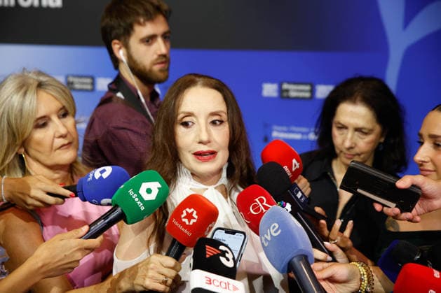 The 2026 Princess of Girona Awards Ceremony, presided over by the Royal Family, at the Gran Teatro del Liceu in Barcelona. Singer Luz Casal speaks to the media during the photo call for the 2026 Princess of Girona Awards, on July 14, 2026, in Barcelona, Catalonia, Spain. The iconic Gran Teatro del Liceu hosts this prominent institutional event presided over by Their Majesties the King and Queen, Princess Leonor, and Infanta Sofía, with the aim of recognizing the talent, innovation, and social commitment of the young award recipients. JULY 14, 2026 Kike Rincó Barcelona, Catalonia Barcelona, Catalonia Spain  Copyright: xKikexRinconx 7664599