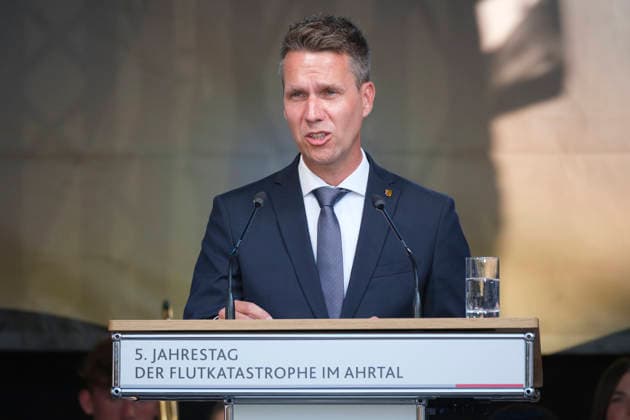 Der Buergermeister der Stadt Bad Neuenahr-Ahrweiler, Pascal Rowald (CDU), spricht bei einer Gedenkveranstaltung auf dem Ahrweiler Marktplatz fuenf Jahre nach der Flutkatastrophe im Ahrtal (Foto vom 14.07.2026). Am 14. Juli 2026 jaehrt sich die verheerende Flutkatastrophe, die weite Teile des Ahrtals zerstoert hat, zum fuenften Mal. Bei der zentralen, oeffentlichen Gedenkveranstaltung in Bad Neuenahr-Ahrweiler wird an die 75 Todesopfer im Stadtgebiet und die 135 Todesopfer im Ahrtal insgesamt erinnert und soll den vielen betroffenen Menschen Solidaritaet ausgedrueckt werden. (Siehe epd-Meldung vom 14.07.2026) EDITORIAL USE ONLY *** The mayor of Bad Neuenahr-Ahrweiler, Pascal Rowald (CDU), speaks at a memorial event on the Ahrweiler market sq Copyright: epd-bild GuidoxSchiefer 20260714-DSCF8453