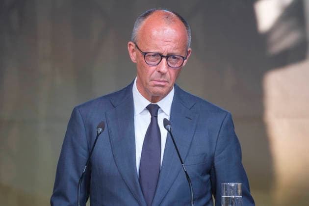 Bundeskanzler Friedrich Merz spricht bei einer Gedenkveranstaltung auf dem Ahrweiler Marktplatz fuenf Jahre nach der Flutkatastrophe im Ahrtal (Foto vom 14.07.2026). Am 14. Juli 2026 jaehrt sich die verheerende Flutkatastrophe, die weite Teile des Ahrtals zerstoert hat, zum fuenften Mal. Bei der zentralen, oeffentlichen Gedenkveranstaltung in Bad Neuenahr-Ahrweiler wird an die 75 Todesopfer im Stadtgebiet und die 135 Todesopfer im Ahrtal insgesamt erinnert und soll den vielen betroffenen Menschen Solidaritaet ausgedrueckt werden. (Siehe epd-Meldung vom 14.07.2026) EDITORIAL USE ONLY *** Chancellor Friedrich Merz speaks at a memorial event on the Ahrweiler market square five years after the catastrophic flooding in the Ahr Valley. Photo take Copyright: epd-bild GuidoxSchiefer 20260714-DSCF8599