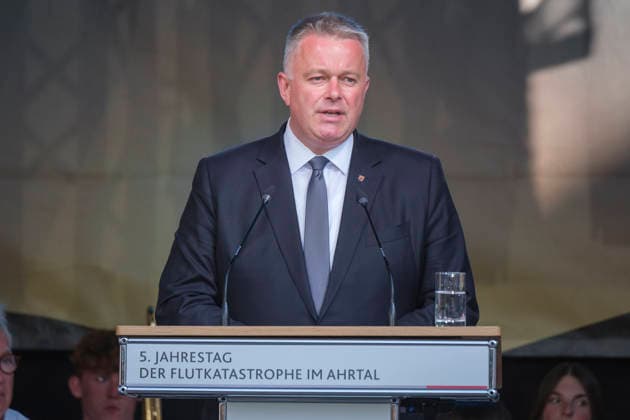 Der Ministerpraesident von Rheinland-Pfalz, Gordon Schnieder (CDU), spricht bei einer Gedenkveranstaltung auf dem Ahrweiler Marktplatz fuenf Jahre nach der Flutkatastrophe im Ahrtal (Foto vom 14.07.2026). Am 14. Juli 2026 jaehrt sich die verheerende Flutkatastrophe, die weite Teile des Ahrtals zerstoert hat, zum fuenften Mal. Bei der zentralen, oeffentlichen Gedenkveranstaltung in Bad Neuenahr-Ahrweiler wird an die 75 Todesopfer im Stadtgebiet und die 135 Todesopfer im Ahrtal insgesamt erinnert und soll den vielen betroffenen Menschen Solidaritaet ausgedrueckt werden. (Siehe epd-Meldung vom 14.07.2026) EDITORIAL USE ONLY *** The Minister-President of Rhineland-Palatinate, Gordon Schnieder (CDU), speaks at a memorial event on the Ahrweiler m Copyright: epd-bild GuidoxSchiefer 20260714-DSCF8762