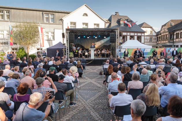 Bundeskanzler Friedrich Merz spricht bei einer Gedenkveranstaltung auf dem Ahrweiler Marktplatz fuenf Jahre nach der Flutkatastrophe im Ahrtal (Foto vom 14.07.2026). Am 14. Juli 2026 jaehrt sich die verheerende Flutkatastrophe, die weite Teile des Ahrtals zerstoert hat, zum fuenften Mal. Bei der zentralen, oeffentlichen Gedenkveranstaltung in Bad Neuenahr-Ahrweiler wird an die 75 Todesopfer im Stadtgebiet und die 135 Todesopfer im Ahrtal insgesamt erinnert und soll den vielen betroffenen Menschen Solidaritaet ausgedrueckt werden. (Siehe epd-Meldung vom 14.07.2026) EDITORIAL USE ONLY *** Chancellor Friedrich Merz speaks at a memorial event on the Ahrweiler market square five years after the catastrophic flooding in the Ahr Valley. Photo take Copyright: epd-bild GuidoxSchiefer 20260714-DSCF7627