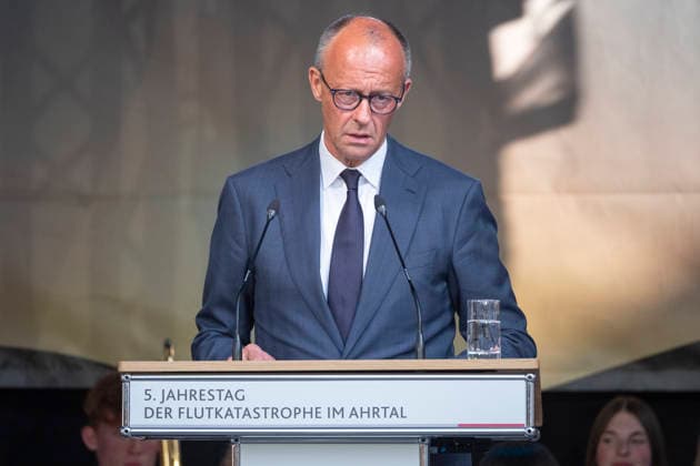 Bundeskanzler Friedrich Merz spricht bei einer Gedenkveranstaltung auf dem Ahrweiler Marktplatz fuenf Jahre nach der Flutkatastrophe im Ahrtal (Foto vom 14.07.2026). Am 14. Juli 2026 jaehrt sich die verheerende Flutkatastrophe, die weite Teile des Ahrtals zerstoert hat, zum fuenften Mal. Bei der zentralen, oeffentlichen Gedenkveranstaltung in Bad Neuenahr-Ahrweiler wird an die 75 Todesopfer im Stadtgebiet und die 135 Todesopfer im Ahrtal insgesamt erinnert und soll den vielen betroffenen Menschen Solidaritaet ausgedrueckt werden. (Siehe epd-Meldung vom 14.07.2026) EDITORIAL USE ONLY *** Chancellor Friedrich Merz speaks at a memorial event on the Ahrweiler market square five years after the catastrophic flooding in the Ahr Valley. Photo take Copyright: epd-bild GuidoxSchiefer 20260714-DSCF8488