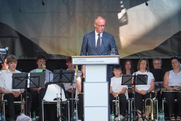Bundeskanzler Friedrich Merz spricht bei einer Gedenkveranstaltung auf dem Ahrweiler Marktplatz fuenf Jahre nach der Flutkatastrophe im Ahrtal (Foto vom 14.07.2026). Am 14. Juli 2026 jaehrt sich die verheerende Flutkatastrophe, die weite Teile des Ahrtals zerstoert hat, zum fuenften Mal. Bei der zentralen, oeffentlichen Gedenkveranstaltung in Bad Neuenahr-Ahrweiler wird an die 75 Todesopfer im Stadtgebiet und die 135 Todesopfer im Ahrtal insgesamt erinnert und soll den vielen betroffenen Menschen Solidaritaet ausgedrueckt werden. (Siehe epd-Meldung vom 14.07.2026) EDITORIAL USE ONLY *** Chancellor Friedrich Merz speaks at a memorial event on the Ahrweiler market square five years after the catastrophic flooding in the Ahr Valley. Photo take Copyright: epd-bild GuidoxSchiefer 20260714-DSCF8667