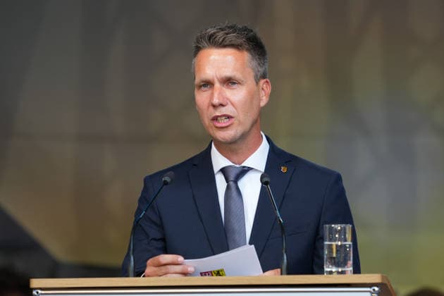 14.07.2026, xydrx, Gedenkveranstaltung, 5. Jahrestag der Flut im Ahrtal, Bad Neuenahr-Ahrweiler: Pascal Rowald (Bürgermeister (Bad Neuenahr-Ahrweiler) hält eine Rede zum Gedenken an die Opfer und Betroffenen der Flutkatastrophe im Ahrtal *** July 14, 2026, xydrx, memorial event, 5th anniversary of the flood in the Ahr Valley, Bad Neuenahr-Ahrweiler: Pascal Rowald, mayor of Bad Neuenahr-Ahrweiler, delivers a speech in memory of the victims and those affected by the flood disaster in the Ahr Valley Copyright: HMBxMedia YannisxDreimann