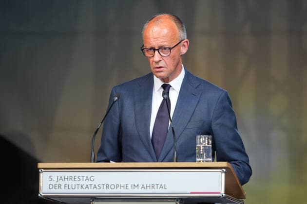 14.07.2026, xydrx, Gedenkveranstaltung, 5. Jahrestag der Flut im Ahrtal, Bad Neuenahr-Ahrweiler: Friedrich Merz (Bundeskanzler der Bundesrepublik Deutschland) hält eine Rede zum Gedenken an die Opfer und Betroffenen der Flutkatastrophe im Ahrtal *** July 14, 2026, xydrx, memorial event, 5th anniversary of the flood in the Ahr Valley, Bad Neuenahr-Ahrweiler: Friedrich Merz, Chancellor of the Federal Republic of Germany, delivers a speech in memory of the victims and those affected by the flood disaster in the Ahr Valley Copyright: HMBxMedia YannisxDreimann