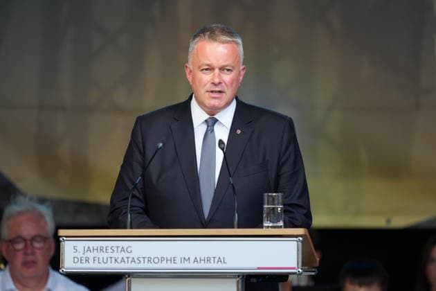 14.07.2026, xydrx, Gedenkveranstaltung, 5. Jahrestag der Flut im Ahrtal, Bad Neuenahr-Ahrweiler: Gordon Schnieder (Ministerpräsident Rheinland-Pfalz) hält eine Rede zum Gedenken an die Opfer und Betroffenen der Flutkatastrophe im Ahrtal *** July 14, 2026, xydrx, memorial event, 5th anniversary of the flood in the Ahr Valley, Bad Neuenahr-Ahrweiler: Gordon Schnieder, Minister-President of Rhineland-Palatinate, delivers a speech in memory of the victims and those affected by the flood disaster in the Ahr Valley Copyright: HMBxMedia YannisxDreimann