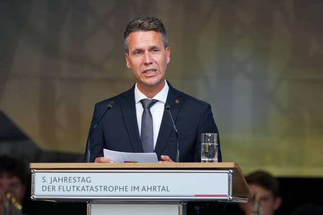 14.07.2026, xydrx, Gedenkveranstaltung, 5. Jahrestag der Flut im Ahrtal, Bad Neuenahr-Ahrweiler: Pascal Rowald (Bürgermeister (Bad Neuenahr-Ahrweiler) hält eine Rede zum Gedenken an die Opfer und Betroffenen der Flutkatastrophe im Ahrtal *** July 14, 2026, xydrx, memorial event, 5th anniversary of the flood in the Ahr Valley, Bad Neuenahr-Ahrweiler: Pascal Rowald, mayor of Bad Neuenahr-Ahrweiler, delivers a speech in memory of the victims and those affected by the flood disaster in the Ahr Valley Copyright: HMBxMedia YannisxDreimann