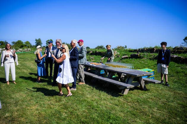 260714 Gäster minglar under utdelningen av Victoriapriset den 14 juli 2026 i Borgholm. *** July 14, 2026: Guests mingle during the Victoria Prize ceremony on July 14, 2026, in Borgholm  Copyright: SUVADxMRKONJIC 1079970157st