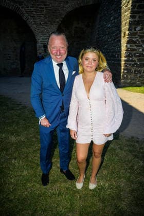 260714 Svensk Damtidnings chefredaktör Johan T Lindwall med dottern Alice under utdelningen av Victoriapriset den 14 juli 2026 i Borgholm. *** July 14, 2026: Johan T. Lindwall, editor-in-chief of Svensk Damtidning, with his daughter Alice at the Victoria Prize ceremony on July 14, 2026, in Borgholm  Copyright: SUVADxMRKONJIC 1079972283st