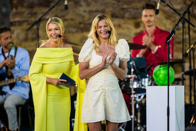 260714 Programledaren Kristina Petrushina och Pristagaren Frida Karlsson under utdelningen av Victoriapriset den 14 juli 2026 i Borgholm. *** July 14, 2026: Host Kristina Petrushina and award winner Frida Karlsson at the Victoria Prize ceremony on July 14, 2026, in Borgholm  Copyright: SUVADxMRKONJIC 1079982905st