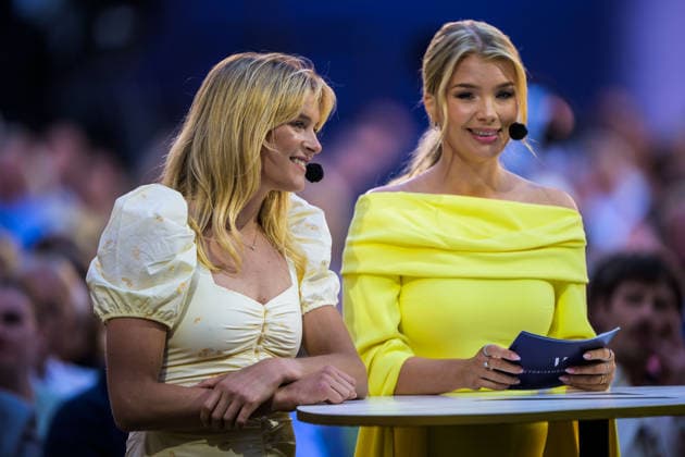 260714 Pristagaren Frida Karlsson och Programledaren Kristina Petrushina under utdelningen av Victoriapriset den 14 juli 2026 i Borgholm. *** July 14, 2026: Award recipient Frida Karlsson and host Kristina Petrushina during the Victoria Prize ceremony on July 14, 2026, in Borgholm  Copyright: SUVADxMRKONJIC 1079983604st