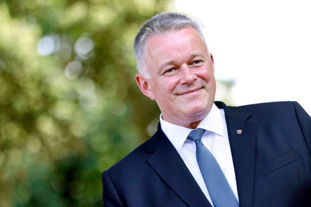 Politiker Gordon Schnieder, Ministerpräsident des Landes Rheinland-Pfalz, bei einer Baustellenbesichtigung im Kurpark anlässlich des fünften Jahrestag der Flutkatastrophe im Ahrtal. Die Flut in der Nacht vom 14. auf den 15. Juli 2021 in Rheinland-Pfalz und Nordrhein-Westfalen war eine der verheerendsten Naturkatastrophen in der jüngeren deutschen Geschichte. Bad Neuenahr-Ahrweiler, 14.07.2026 Rheinland-Pfalz Deutschland *** Politician Gordon Schnieder, Minister-President of the state of Rhineland-Palatinate, during a site visit to the spa gardens on the occasion of the fifth anniversary of the flood disaster in the Ahr Valley. The flood that occurred on the night of July 14–15, 2021, in Rhineland-Palatinate and North Rhine-Westphalia wa Copyright: xChristophxHardtx