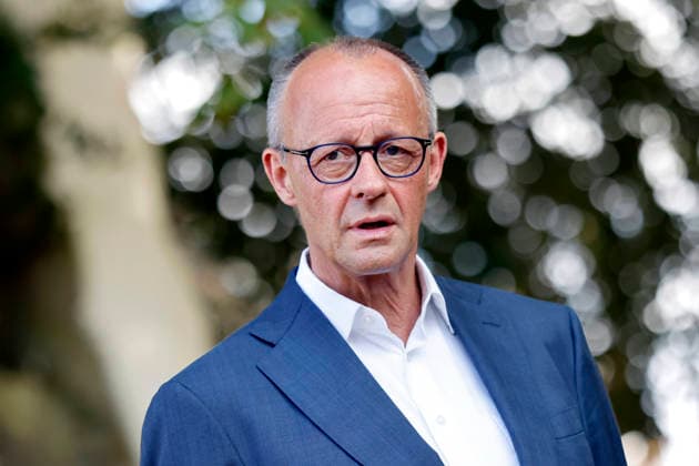 Bundeskanzler Friedrich Merz bei einer Baustellenbesichtigung im Kurpark anlässlich des fünften Jahrestag der Flutkatastrophe im Ahrtal. Die Flut in der Nacht vom 14. auf den 15. Juli 2021 in Rheinland-Pfalz und Nordrhein-Westfalen war eine der verheerendsten Naturkatastrophen in der jüngeren deutschen Geschichte. Bad Neuenahr-Ahrweiler, 14.07.2026 Rheinland-Pfalz Deutschland *** Chancellor Friedrich Merz during a site visit to the spa gardens on the occasion of the fifth anniversary of the flood disaster in the Ahr Valley. The flood that occurred on the night of July 14–15, 2021, in Rhineland-Palatinate and North Rhine-Westphalia was one of the most devastating natural disastersin recent German history. Bad Neuenahr-Ahrweiler, July 14, Copyright: xChristophxHardtx