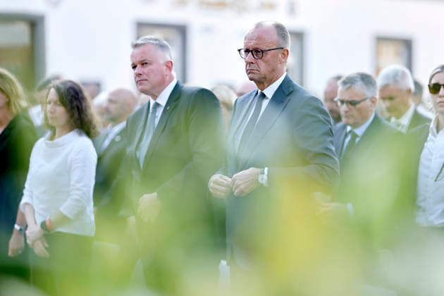 Politiker Gordon Schnieder, Ministerpräsident des Landes Rheinland-Pfalz, und Bundeskanzler Friedrich Merz stehen bei einer Schweigeminute bei der zentralen Gedenkveranstaltung zum fünften Jahrestag der Flutkatastrophe im Ahrtal auf dem Marktplatz. Die Flut in der Nacht vom 14. auf den 15. Juli 2021 in Rheinland-Pfalz und Nordrhein-Westfalen war eine der verheerendsten Naturkatastrophen in der jüngeren deutschen Geschichte. Bad Neuenahr-Ahrweiler, 14.07.2026 Rheinland-Pfalz Deutschland *** Politician Gordon Schnieder, Minister-President of the state of Rhineland-Palatinate, and Federal Chancellor Friedrich Merz stand during a moment of silence at the central memorial ceremony marking the fifth anniversary of the flood disaster in the Ahr Copyright: xChristophxHardtx