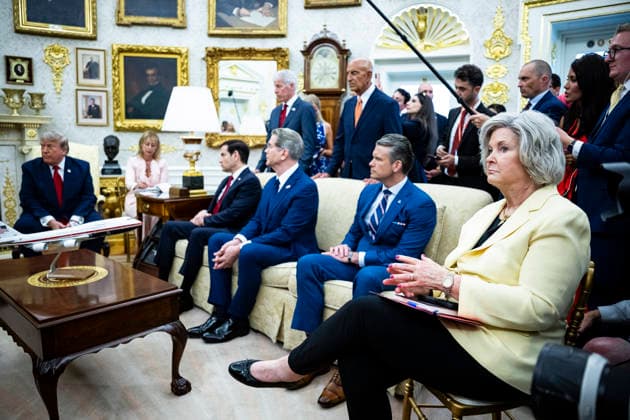 July 14, 2026, Washington, District Of Columbia, USA: United States President Donald Trump (L), US Secretary of State Marco Rubio (2L), US Secretary of Energy Chris Wright (3L), US Secretary of the Treasury Scott Bessent (C), US Secretary of War Pete Hegseth (2R), and White House Chief of Staff Susie Wiles (R) during a meeting with Iraqi Prime Minister Ali al-Zaidi (not pictured) in the Oval Office of the White House in Washington, DC, USA, 14 July 2026. This is Ali al-Zaidi™s first foreign trip since he took office in May 2026 Washington USA - ZUMAs152 20260714_faa_s152_071 Copyright: xGraemexSloanx-xPoolxviaxCNPx