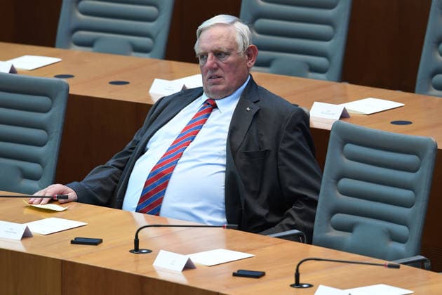 Gedenkstunde Hochwasserkatastrophe am 14.07.2026 im Landtag Nordrhein-Westfalen in Düsseldorf Karl-Josef Laumann ( Minister für Arbeit, Gesundheit und Soziales des Landes NRW ) vor der Gedenkstunde im Landtag Nordrhein-Westfalen. *** Memorial Service for the Flood Disaster on July 14, 2026, at the State Parliament of North Rhine-Westphalia in Düsseldorf; Karl Josef Laumann, Minister of Labor, Health, and Social Affairs of the State of North Rhine-Westphalia, before the memorial service at the State Parliament of North Rhine-Westphalia xRx