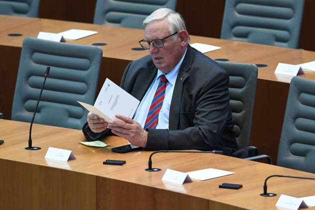 Gedenkstunde Hochwasserkatastrophe am 14.07.2026 im Landtag Nordrhein-Westfalen in Düsseldorf Karl-Josef Laumann ( Minister für Arbeit, Gesundheit und Soziales des Landes NRW ) vor der Gedenkstunde im Landtag Nordrhein-Westfalen. *** Memorial Service for the Flood Disaster on July 14, 2026, at the State Parliament of North Rhine-Westphalia in Düsseldorf; Karl Josef Laumann, Minister of Labor, Health, and Social Affairs of the State of North Rhine-Westphalia, before the memorial service at the State Parliament of North Rhine-Westphalia xRx