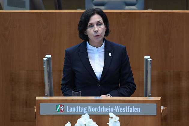 Gedenkstunde Hochwasserkatastrophe am 14.07.2026 im Landtag Nordrhein-Westfalen in Düsseldorf Claudia Müller-Bück ( Superintendentin des Ev. Kirchenkreise Bad Godesberg-Voreifel ) während der Gedenkstunde im Landtag Nordrhein-Westfalen. *** Memorial service for the flood disaster on July 14, 2026, at the North Rhine-Westphalia State Parliament in Düsseldorf. Claudia Müller Bück, Superintendent of the Evangelical Church District of Bad Godesberg-Voreifel, during the memorial service at the North Rhine-Westphalia State Parliament. xRx
