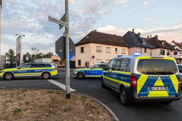 Streit zwischen zwei Gruppen in Bar eskaliert Pfefferspray im Einsatz Messer in Hecke entdeckt Am 14.07.2026 kam es gegen 20:30 Uhr in einer Bar in der Frankfurter Straße in Dreieich-Sprendlingen zu Streitigkeiten zwischen zwei Gruppen, bei denen nach Angaben der Polizei offensichtlich Pfefferspray zum Einsatz kam. Mehrere Streifenwagen trennten die Kontrahenten und stellten die Personalien fest. Eine Person mit geröteten Augen wollte sich nicht behandeln lassen, ein Rettungswagen war vor Ort, niemand musste ins Krankenhaus. Bei der anschließenden Absuche einer nahegelegenen Hecke fand die Polizei ein Messer, dessen möglicher Zusammenhang mit der Tat derzeit ermittelt wird. Dreieich Sprendlingen Hessen Deutschland *** Altercatio