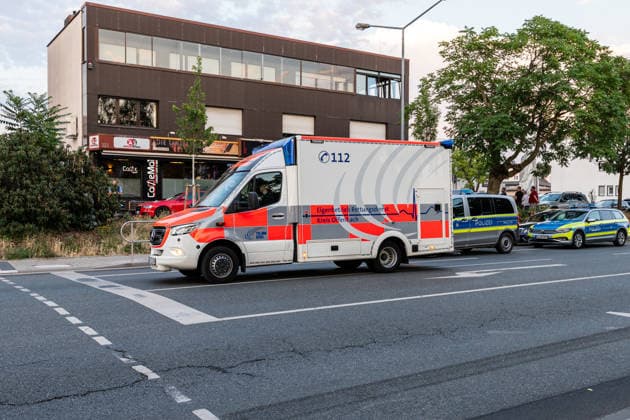 Streit zwischen zwei Gruppen in Bar eskaliert Pfefferspray im Einsatz Messer in Hecke entdeckt Am 14.07.2026 kam es gegen 20:30 Uhr in einer Bar in der Frankfurter Straße in Dreieich-Sprendlingen zu Streitigkeiten zwischen zwei Gruppen, bei denen nach Angaben der Polizei offensichtlich Pfefferspray zum Einsatz kam. Mehrere Streifenwagen trennten die Kontrahenten und stellten die Personalien fest. Eine Person mit geröteten Augen wollte sich nicht behandeln lassen, ein Rettungswagen war vor Ort, niemand musste ins Krankenhaus. Bei der anschließenden Absuche einer nahegelegenen Hecke fand die Polizei ein Messer, dessen möglicher Zusammenhang mit der Tat derzeit ermittelt wird. Dreieich Sprendlingen Hessen Deutschland *** Altercatio