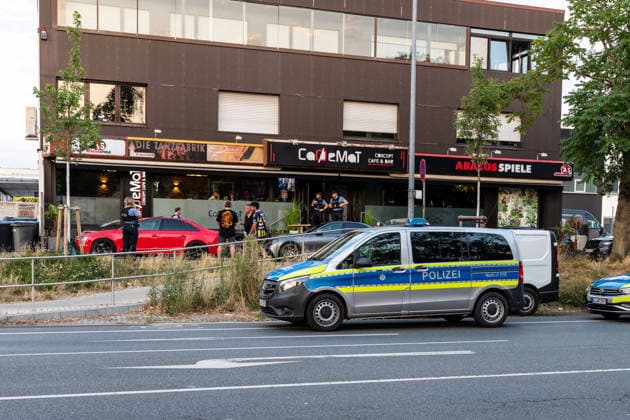 Streit zwischen zwei Gruppen in Bar eskaliert Pfefferspray im Einsatz Messer in Hecke entdeckt Am 14.07.2026 kam es gegen 20:30 Uhr in einer Bar in der Frankfurter Straße in Dreieich-Sprendlingen zu Streitigkeiten zwischen zwei Gruppen, bei denen nach Angaben der Polizei offensichtlich Pfefferspray zum Einsatz kam. Mehrere Streifenwagen trennten die Kontrahenten und stellten die Personalien fest. Eine Person mit geröteten Augen wollte sich nicht behandeln lassen, ein Rettungswagen war vor Ort, niemand musste ins Krankenhaus. Bei der anschließenden Absuche einer nahegelegenen Hecke fand die Polizei ein Messer, dessen möglicher Zusammenhang mit der Tat derzeit ermittelt wird. Dreieich Sprendlingen Hessen Deutschland *** Altercatio
