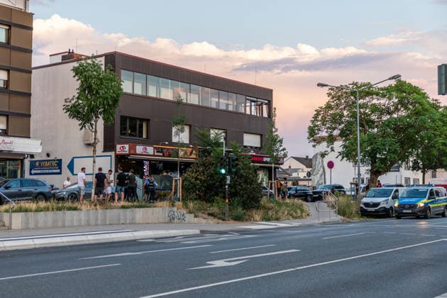 Streit zwischen zwei Gruppen in Bar eskaliert Pfefferspray im Einsatz Messer in Hecke entdeckt Am 14.07.2026 kam es gegen 20:30 Uhr in einer Bar in der Frankfurter Straße in Dreieich-Sprendlingen zu Streitigkeiten zwischen zwei Gruppen, bei denen nach Angaben der Polizei offensichtlich Pfefferspray zum Einsatz kam. Mehrere Streifenwagen trennten die Kontrahenten und stellten die Personalien fest. Eine Person mit geröteten Augen wollte sich nicht behandeln lassen, ein Rettungswagen war vor Ort, niemand musste ins Krankenhaus. Bei der anschließenden Absuche einer nahegelegenen Hecke fand die Polizei ein Messer, dessen möglicher Zusammenhang mit der Tat derzeit ermittelt wird. Dreieich Sprendlingen Hessen Deutschland *** Altercatio