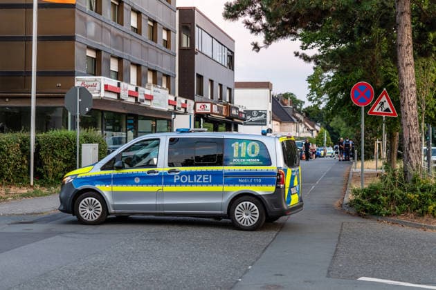Streit zwischen zwei Gruppen in Bar eskaliert Pfefferspray im Einsatz Messer in Hecke entdeckt Am 14.07.2026 kam es gegen 20:30 Uhr in einer Bar in der Frankfurter Straße in Dreieich-Sprendlingen zu Streitigkeiten zwischen zwei Gruppen, bei denen nach Angaben der Polizei offensichtlich Pfefferspray zum Einsatz kam. Mehrere Streifenwagen trennten die Kontrahenten und stellten die Personalien fest. Eine Person mit geröteten Augen wollte sich nicht behandeln lassen, ein Rettungswagen war vor Ort, niemand musste ins Krankenhaus. Bei der anschließenden Absuche einer nahegelegenen Hecke fand die Polizei ein Messer, dessen möglicher Zusammenhang mit der Tat derzeit ermittelt wird. Dreieich Sprendlingen Hessen Deutschland *** Altercatio
