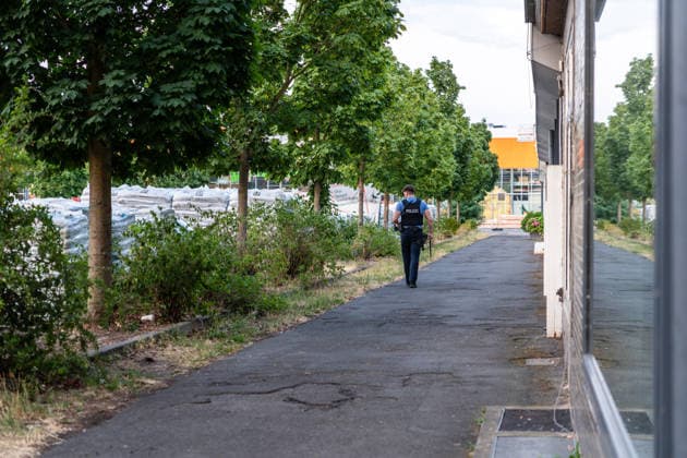 Streit zwischen zwei Gruppen in Bar eskaliert Pfefferspray im Einsatz Messer in Hecke entdeckt Am 14.07.2026 kam es gegen 20:30 Uhr in einer Bar in der Frankfurter Straße in Dreieich-Sprendlingen zu Streitigkeiten zwischen zwei Gruppen, bei denen nach Angaben der Polizei offensichtlich Pfefferspray zum Einsatz kam. Mehrere Streifenwagen trennten die Kontrahenten und stellten die Personalien fest. Eine Person mit geröteten Augen wollte sich nicht behandeln lassen, ein Rettungswagen war vor Ort, niemand musste ins Krankenhaus. Bei der anschließenden Absuche einer nahegelegenen Hecke fand die Polizei ein Messer, dessen möglicher Zusammenhang mit der Tat derzeit ermittelt wird. Dreieich Sprendlingen Hessen Deutschland *** Altercatio