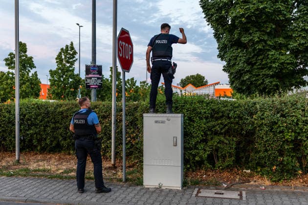 Streit zwischen zwei Gruppen in Bar eskaliert Pfefferspray im Einsatz Messer in Hecke entdeckt Am 14.07.2026 kam es gegen 20:30 Uhr in einer Bar in der Frankfurter Straße in Dreieich-Sprendlingen zu Streitigkeiten zwischen zwei Gruppen, bei denen nach Angaben der Polizei offensichtlich Pfefferspray zum Einsatz kam. Mehrere Streifenwagen trennten die Kontrahenten und stellten die Personalien fest. Eine Person mit geröteten Augen wollte sich nicht behandeln lassen, ein Rettungswagen war vor Ort, niemand musste ins Krankenhaus. Bei der anschließenden Absuche einer nahegelegenen Hecke fand die Polizei ein Messer, dessen möglicher Zusammenhang mit der Tat derzeit ermittelt wird. Dreieich Sprendlingen Hessen Deutschland *** Altercatio