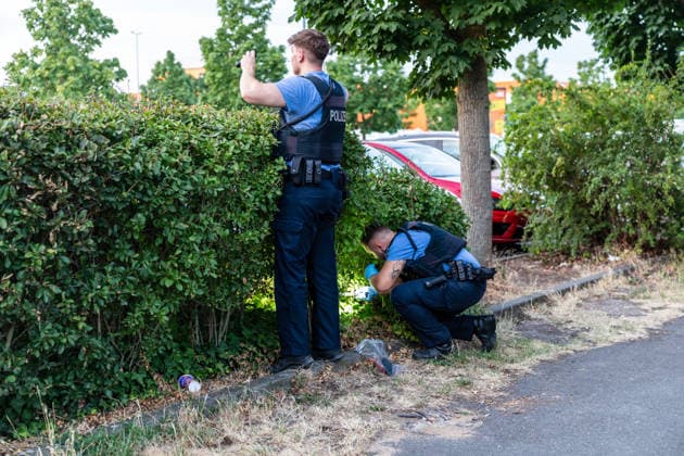 Streit zwischen zwei Gruppen in Bar eskaliert Pfefferspray im Einsatz Messer in Hecke entdeckt Am 14.07.2026 kam es gegen 20:30 Uhr in einer Bar in der Frankfurter Straße in Dreieich-Sprendlingen zu Streitigkeiten zwischen zwei Gruppen, bei denen nach Angaben der Polizei offensichtlich Pfefferspray zum Einsatz kam. Mehrere Streifenwagen trennten die Kontrahenten und stellten die Personalien fest. Eine Person mit geröteten Augen wollte sich nicht behandeln lassen, ein Rettungswagen war vor Ort, niemand musste ins Krankenhaus. Bei der anschließenden Absuche einer nahegelegenen Hecke fand die Polizei ein Messer, dessen möglicher Zusammenhang mit der Tat derzeit ermittelt wird. Dreieich Sprendlingen Hessen Deutschland *** Altercatio