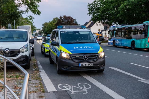 Streit zwischen zwei Gruppen in Bar eskaliert Pfefferspray im Einsatz Messer in Hecke entdeckt Am 14.07.2026 kam es gegen 20:30 Uhr in einer Bar in der Frankfurter Straße in Dreieich-Sprendlingen zu Streitigkeiten zwischen zwei Gruppen, bei denen nach Angaben der Polizei offensichtlich Pfefferspray zum Einsatz kam. Mehrere Streifenwagen trennten die Kontrahenten und stellten die Personalien fest. Eine Person mit geröteten Augen wollte sich nicht behandeln lassen, ein Rettungswagen war vor Ort, niemand musste ins Krankenhaus. Bei der anschließenden Absuche einer nahegelegenen Hecke fand die Polizei ein Messer, dessen möglicher Zusammenhang mit der Tat derzeit ermittelt wird. Dreieich Sprendlingen Hessen Deutschland *** Altercatio