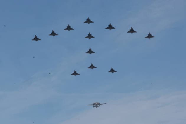 (260714) -- PARIS, July 14, 2026 -- A flyover performance is seen during the annual Bastille Day military parade in Paris, France, on July 14, 2026. (Photo by Henri Szwarc Xinhua) FRANCE-PARIS-BASTILLE DAY-PARADE HengxLi¡¤shiwaci 