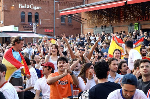 14.07.2026, Berlin - Deutschland. Fußball-WM der Männer, Halbfinale Frankreich vs Spanien, Kulturbrauerei. *** July 14, 2026, Berlin, Germany: Men s World Cup, Semifinal: France vs. Spain, Kulturbrauerei