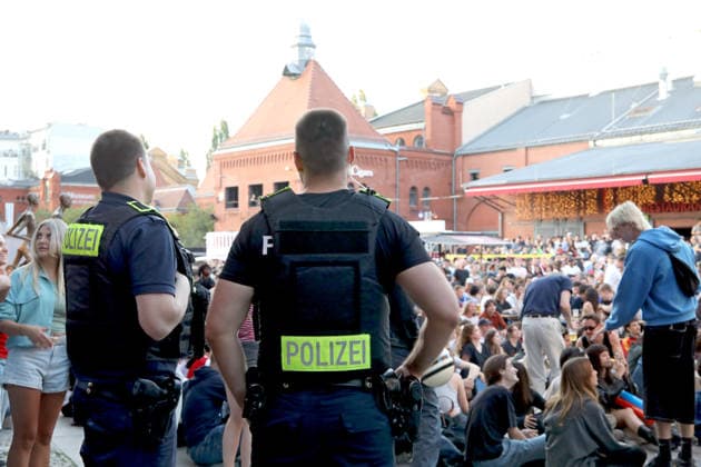 14.07.2026, Berlin - Deutschland. Fußball-WM der Männer, Halbfinale Frankreich vs Spanien, Polizei ist anwesend in der Kulturbrauerei. *** July 14, 2026, Berlin, Germany: Men s World Cup, Semifinal: France vs. Spain; police are present at the Kulturbrauerei