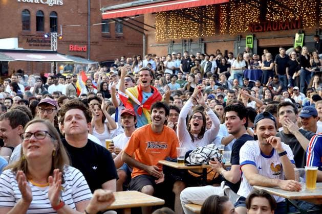 14.07.2026, Berlin - Deutschland. Fußball-WM der Männer, Halbfinale Frankreich vs Spanien, Kulturbrauerei. *** July 14, 2026, Berlin, Germany: Men s World Cup, Semifinal: France vs. Spain, Kulturbrauerei