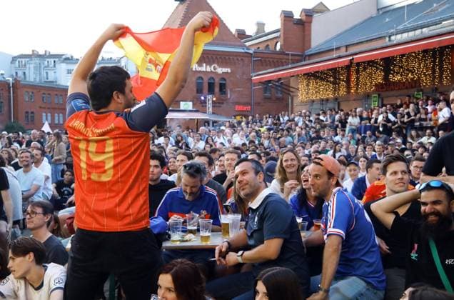 14.07.2026, Berlin - Deutschland. Fußball-WM der Männer, Halbfinale Frankreich vs Spanien, Kulturbrauerei. *** July 14, 2026, Berlin, Germany: Men s World Cup, Semifinal: France vs. Spain, Kulturbrauerei