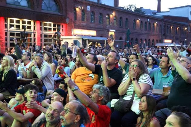 14.07.2026, Berlin - Deutschland. Fußball-WM der Männer, Halbfinale Frankreich vs Spanien, Kulturbrauerei. *** July 14, 2026, Berlin, Germany: Men s World Cup, Semifinal: France vs. Spain, Kulturbrauerei