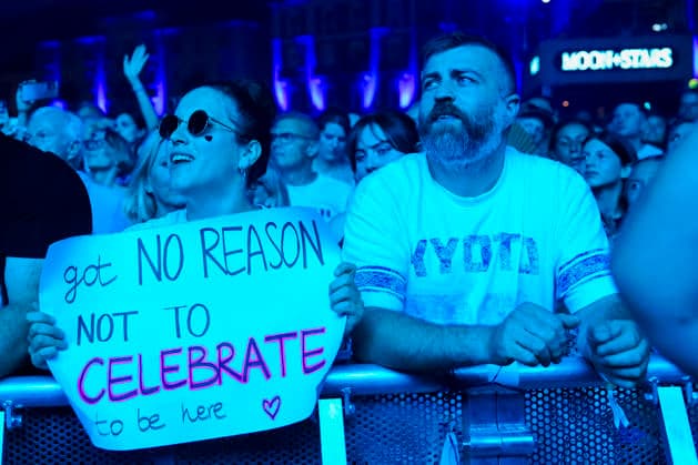 14 07 2026, Locarno, Piazza Grande, Moon and Stars 2026 Locarno, Fans happy to be in first row at OneRepublic concert Locarno Piazza Grande Ticino Switzerland *** July 14, 2026, Locarno, Piazza Grande, Moon and Stars 2026 Locarno, Fans happy to be in the front row at the OneRepublic concert in Locarno s Piazza Grande, Ticino, Switzerland Copyright: xJustPictures.ch JarixPestelaccix jp-en-JaPe-_DSC9906