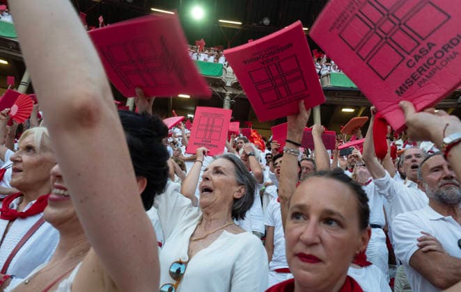 The crowd in the bullring waves red seat cushions as they petition for Thomas Rufo to be awarded two ears from his first bull from the Jandilla ranch during the final bullfight in the Fiesta de San Fermin and Feria del Toro 2026 in Pamplona, northern Spain, on July 14, 2026. The renowned festival ends at midnight today.  PAM20260714157 JimxHollander