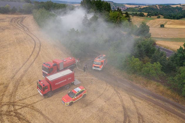 35 Rundballen in Vollbrand Am 14.07.2026 gerieten in Oberstreit gegen 15:15 Uhr 35 Rundballen in Vollbrand. Die Feuerwehr Oberstreit und die Stützpunktwehr Waldböckelheim rückten mit mehreren Tanklöschfahrzeugen der VG Rüdesheim an, die starke Rauchentwicklung führte zur Sperrung der Landesstraße L234. Der betroffene Landwirt unterstützte die Löscharbeiten mit seinem eigenen Teleskoplader. Wehrleiter Christian Vollmer sprach von Einsatzkräften am Limit, da es der dritte Brandeinsatz des Tages war, die Brandursache war zum Zeitpunkt noch unklar, die Polizei ermittelt. Oberstreit rheinland-Pfalz Deutschland *** 35 Round Bales Ablaze On July 14, 2026, at around 3:15 p.m., 35 round bales caught fire in Oberstreit. The Oberstreit Fire