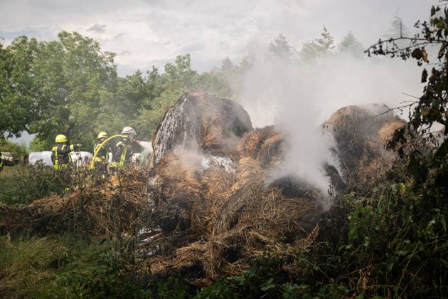 35 Rundballen in Vollbrand Am 14.07.2026 gerieten in Oberstreit gegen 15:15 Uhr 35 Rundballen in Vollbrand. Die Feuerwehr Oberstreit und die Stützpunktwehr Waldböckelheim rückten mit mehreren Tanklöschfahrzeugen der VG Rüdesheim an, die starke Rauchentwicklung führte zur Sperrung der Landesstraße L234. Der betroffene Landwirt unterstützte die Löscharbeiten mit seinem eigenen Teleskoplader. Wehrleiter Christian Vollmer sprach von Einsatzkräften am Limit, da es der dritte Brandeinsatz des Tages war, die Brandursache war zum Zeitpunkt noch unklar, die Polizei ermittelt. Oberstreit rheinland-Pfalz Deutschland *** 35 Round Bales Ablaze On July 14, 2026, at around 3:15 p.m., 35 round bales caught fire in Oberstreit. The Oberstreit Fire