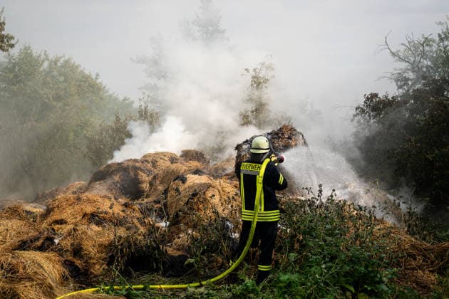 35 Rundballen in Vollbrand Am 14.07.2026 gerieten in Oberstreit gegen 15:15 Uhr 35 Rundballen in Vollbrand. Die Feuerwehr Oberstreit und die Stützpunktwehr Waldböckelheim rückten mit mehreren Tanklöschfahrzeugen der VG Rüdesheim an, die starke Rauchentwicklung führte zur Sperrung der Landesstraße L234. Der betroffene Landwirt unterstützte die Löscharbeiten mit seinem eigenen Teleskoplader. Wehrleiter Christian Vollmer sprach von Einsatzkräften am Limit, da es der dritte Brandeinsatz des Tages war, die Brandursache war zum Zeitpunkt noch unklar, die Polizei ermittelt. Oberstreit rheinland-Pfalz Deutschland *** 35 Round Bales Ablaze On July 14, 2026, at around 3:15 p.m., 35 round bales caught fire in Oberstreit. The Oberstreit Fire