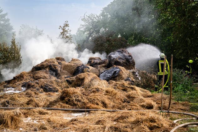 35 Rundballen in Vollbrand Am 14.07.2026 gerieten in Oberstreit gegen 15:15 Uhr 35 Rundballen in Vollbrand. Die Feuerwehr Oberstreit und die Stützpunktwehr Waldböckelheim rückten mit mehreren Tanklöschfahrzeugen der VG Rüdesheim an, die starke Rauchentwicklung führte zur Sperrung der Landesstraße L234. Der betroffene Landwirt unterstützte die Löscharbeiten mit seinem eigenen Teleskoplader. Wehrleiter Christian Vollmer sprach von Einsatzkräften am Limit, da es der dritte Brandeinsatz des Tages war, die Brandursache war zum Zeitpunkt noch unklar, die Polizei ermittelt. Oberstreit rheinland-Pfalz Deutschland *** 35 Round Bales Ablaze On July 14, 2026, at around 3:15 p.m., 35 round bales caught fire in Oberstreit. The Oberstreit Fire