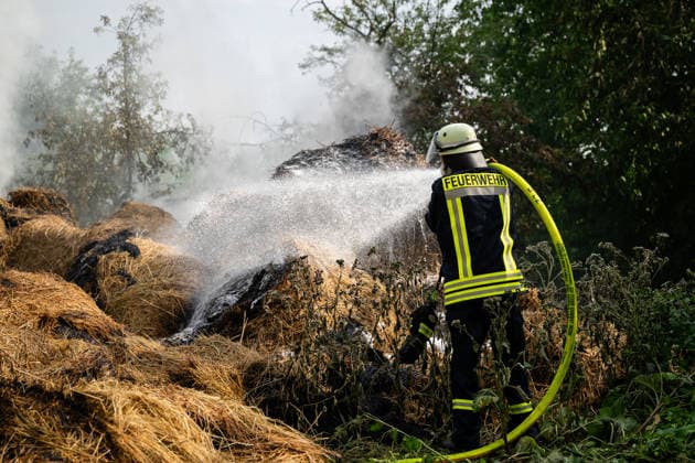 35 Rundballen in Vollbrand Am 14.07.2026 gerieten in Oberstreit gegen 15:15 Uhr 35 Rundballen in Vollbrand. Die Feuerwehr Oberstreit und die Stützpunktwehr Waldböckelheim rückten mit mehreren Tanklöschfahrzeugen der VG Rüdesheim an, die starke Rauchentwicklung führte zur Sperrung der Landesstraße L234. Der betroffene Landwirt unterstützte die Löscharbeiten mit seinem eigenen Teleskoplader. Wehrleiter Christian Vollmer sprach von Einsatzkräften am Limit, da es der dritte Brandeinsatz des Tages war, die Brandursache war zum Zeitpunkt noch unklar, die Polizei ermittelt. Oberstreit rheinland-Pfalz Deutschland *** 35 Round Bales Ablaze On July 14, 2026, at around 3:15 p.m., 35 round bales caught fire in Oberstreit. The Oberstreit Fire