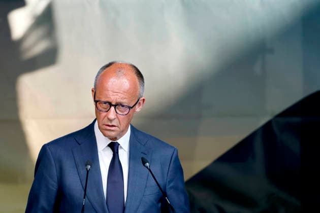 Bundeskanzler Friedrich Merz (CDU) spricht bei der zentralen Gedenkveranstaltung zum fünften Jahrestag der Flutkatastrophe im Ahrtal auf dem Marktplatz. Die Flut in der Nacht vom 14. auf den 15. Juli 2021 in Rheinland-Pfalz und Nordrhein-Westfalen war eine der verheerendsten Naturkatastrophen in der jüngeren deutschen Geschichte. Bad Neuenahr-Ahrweiler, 14.07.2026 Rheinland-Pfalz Deutschland *** Chancellor Friedrich Merz of the CDU speaks at the main memorial event marking the fifth anniversary of the flood disaster in the Ahr Valley, held on the market square. The flood that occurred on the night of July 14–15, 2021, in Rhineland-Palatinate and North Rhine-Westphalia was one of the most devastating naturaldisasters in recent German histo Copyright: xChristophxHardtx
