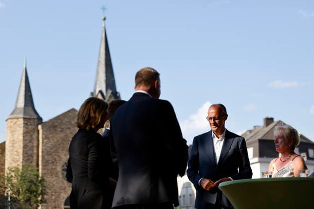 Bundeskanzler Friedrich Merz (CDU) spricht mit betroffenen Bürgern und Ersthelfern bei bei einer Baustellenbesichtigung im Kurpark anlässlich des fünften Jahrestag der Flutkatastrophe im Ahrtal. Die Flut in der Nacht vom 14. auf den 15. Juli 2021 in Rheinland-Pfalz und Nordrhein-Westfalen war eine der verheerendsten Naturkatastrophen in der jüngeren deutschen Geschichte. Bad Neuenahr-Ahrweiler, 14.07.2026 Rheinland-Pfalz Deutschland *** Chancellor Friedrich Merz of the CDU speaks with affected residents and first responders during a site visit to the Kurpark on the occasion of the fifth anniversary of the flood disaster in the Ahr Valley. The flood that occurred on the night of July 14–15, 2021, in Rhineland-Palatinate and North Rhine-W Copyright: xChristophxHardtx
