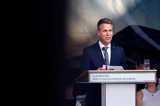 Politiker Pascal Rowald (CDU), Bürgermeister der Stadt Bad Neuenahr-Ahrweiler, spricht bei der zentralen Gedenkveranstaltung zum fünften Jahrestag der Flutkatastrophe im Ahrtal auf dem Marktplatz. Die Flut in der Nacht vom 14. auf den 15. Juli 2021 in Rheinland-Pfalz und Nordrhein-Westfalen war eine der verheerendsten Naturkatastrophen in der jüngeren deutschen Geschichte. Bad Neuenahr-Ahrweiler, 14.07.2026 Rheinland-Pfalz Deutschland *** Pascal Rowald, a CDU politician and mayor of Bad Neuenahr-Ahrweiler, speaks at the central memorial ceremony marking the fifth anniversary of the flood disaster in the Ahr Valley on the market square. The flood that occurred on the night of July 14–15, 2021, in Rhineland-Palatinate and North Rhine-Westp Copyright: xChristophxHardtx