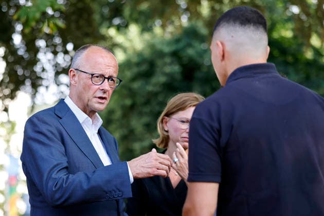 Bundeskanzler Friedrich Merz (CDU) spricht mit betroffenen Bürgern und Ersthelfern bei bei einer Baustellenbesichtigung im Kurpark anlässlich des fünften Jahrestag der Flutkatastrophe im Ahrtal. Die Flut in der Nacht vom 14. auf den 15. Juli 2021 in Rheinland-Pfalz und Nordrhein-Westfalen war eine der verheerendsten Naturkatastrophen in der jüngeren deutschen Geschichte. Bad Neuenahr-Ahrweiler, 14.07.2026 Rheinland-Pfalz Deutschland *** Chancellor Friedrich Merz of the CDU speaks with affected residents and first responders during a site visit to the Kurpark on the occasion of the fifth anniversary of the flood disaster in the Ahr Valley. The flood that occurred on the night of July 14–15, 2021, in Rhineland-Palatinate and North Rhine-W Copyright: xChristophxHardtx